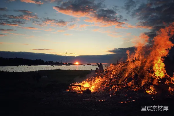 高清摄影 夕阳下的篝火晚会