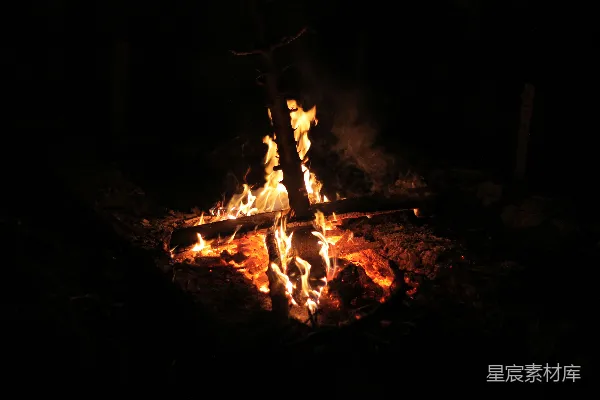 高清摄影 篝火夜晚的温暖