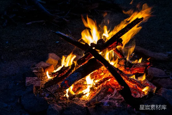 高清摄影 篝火晚会的温暖时刻