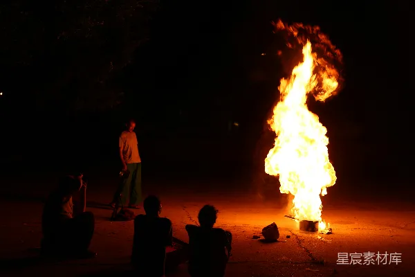 高清摄影 夜晚的篝火与观众