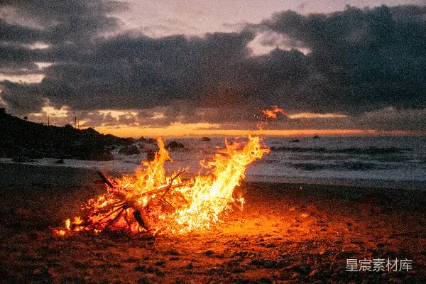 高清摄影 海边篝火的浪漫黄昏