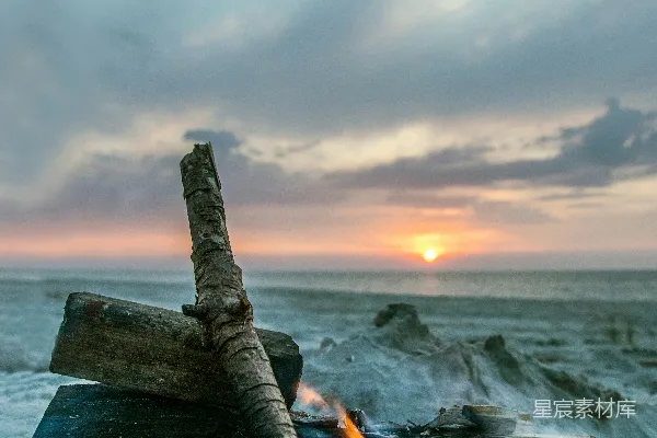 高清摄影 海滩上的篝火：夕阳下的静谧时光