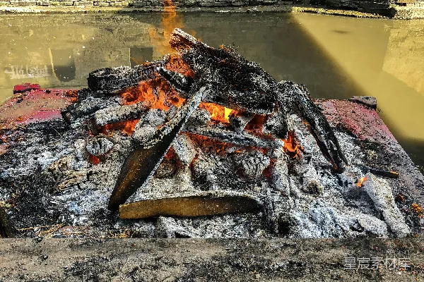 高清摄影 河边的祭祀火堆