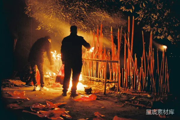 高清摄影 夜幕下的祈祷仪式