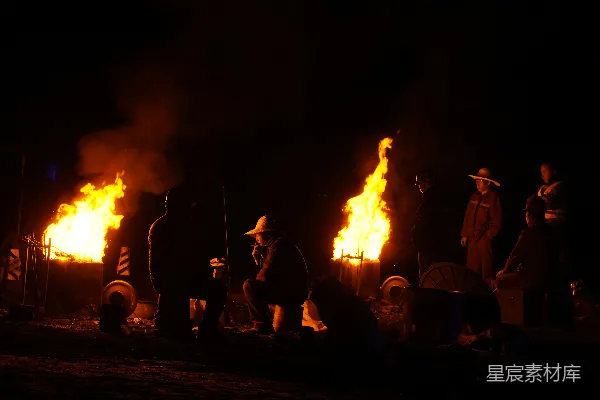 高清摄影 夜幕下的火光与守候