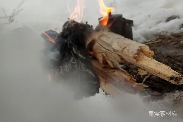 高清摄影 冬日雪地篝火
