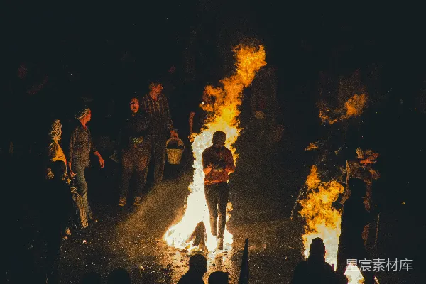 高清摄影 夜晚的火焰与围观人群