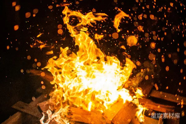 高清摄影 篝火晚会的温暖时刻