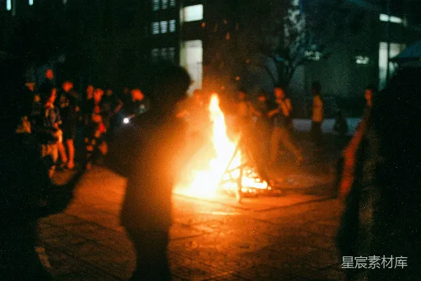 高清摄影 夜晚的篝火晚会