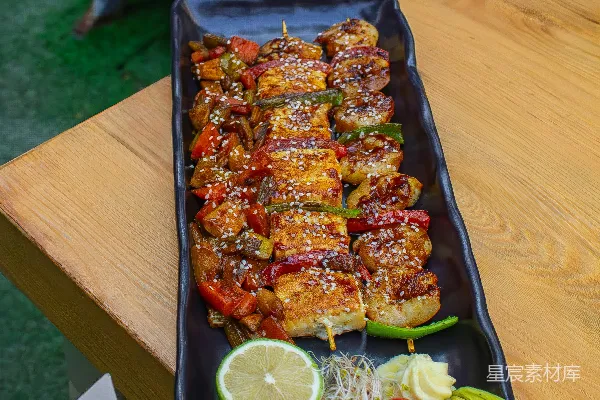 高清摄影 木桌上面放着一托食物。