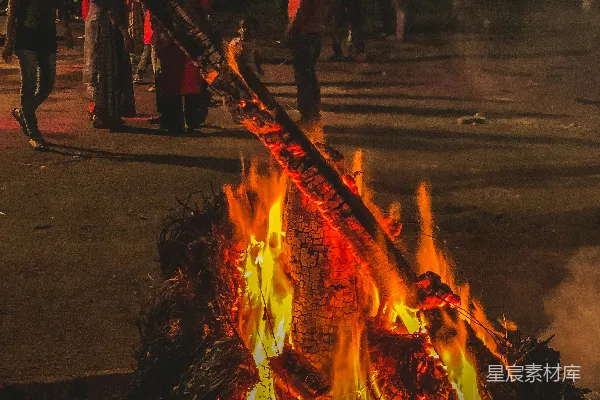 高清摄影 夜晚的篝火与狂欢