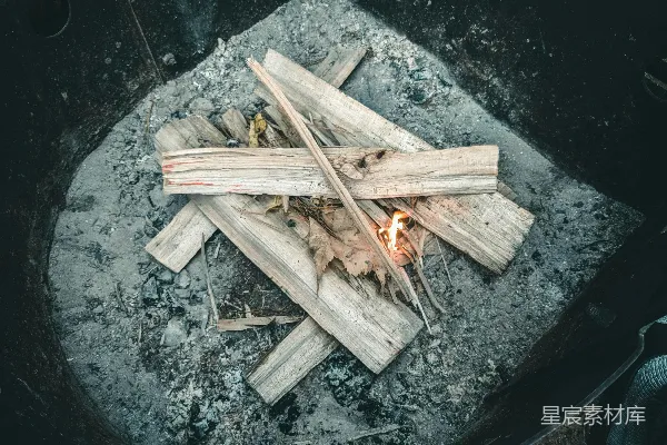 高清摄影 篝火初燃