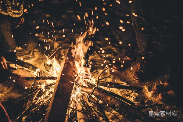 高清摄影 篝火晚会的温暖时刻