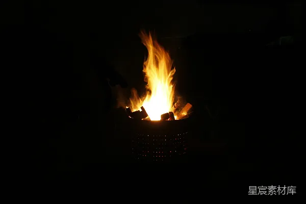 高清摄影 篝火夜的温暖时光