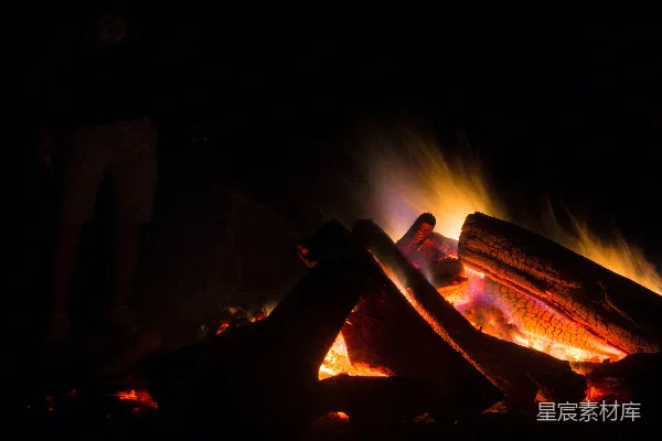 高清摄影 篝火旁的夜晚
