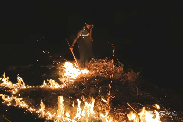 高清摄影 夜晚的篝火：乡村少年的剪影