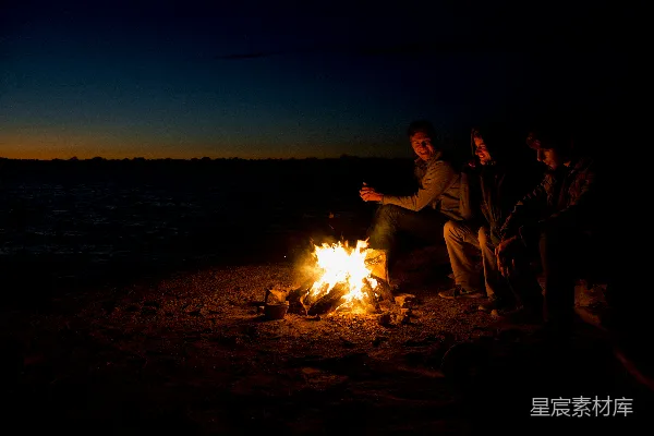 高清摄影 篝火旁的夜谈