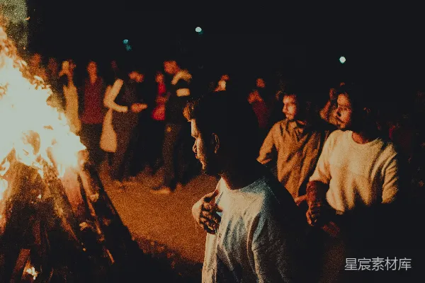 高清摄影 篝火旁的夜晚聚会