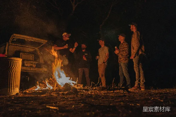 高清摄影 篝火旁的夜晚聚会