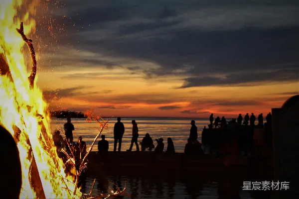 高清摄影 夕阳下的篝火晚会