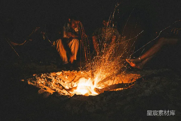 高清摄影 篝火旁的夜晚时光