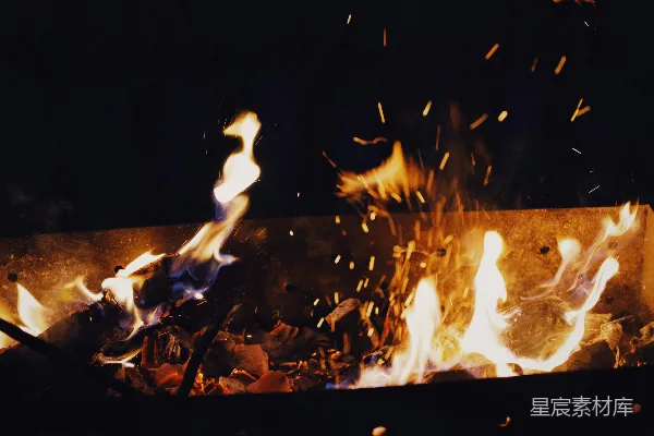 高清摄影 篝火的温暖时光