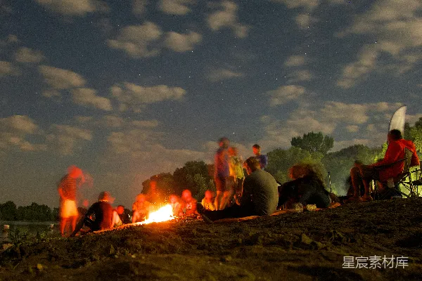 高清摄影 篝火旁的夜晚聚会