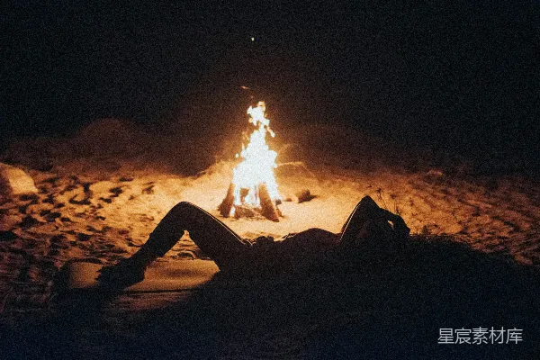 高清摄影 篝火旁的夜晚