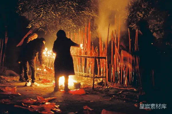 高清摄影 夜幕下的祈福仪式