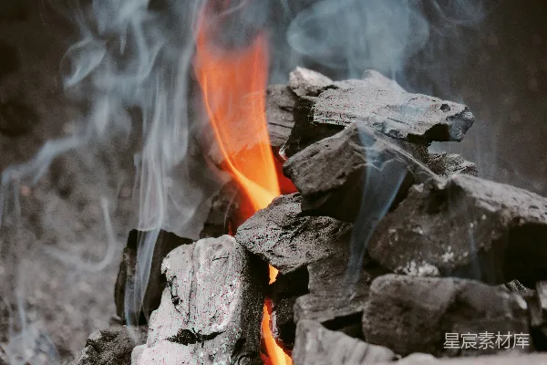 高清摄影 燃烧的木炭与烟雾