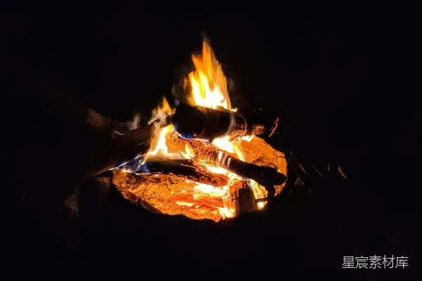 高清摄影 篝火晚会的温暖时刻