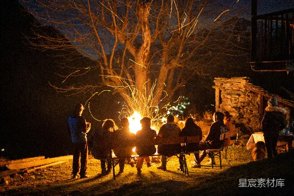 高清摄影 篝火旁的夜晚聚会