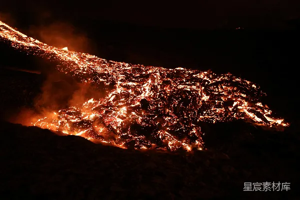 高清摄影 熔岩流下的夜景