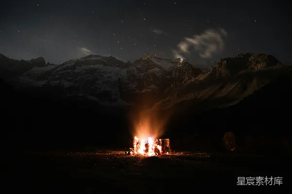 高清摄影 星夜下的篝火：与自然的亲密接触