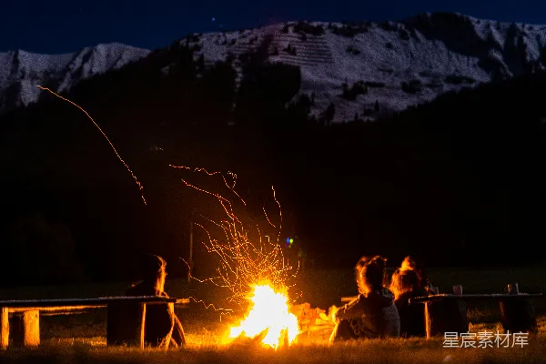 高清摄影 篝火与雪山下的夜晚