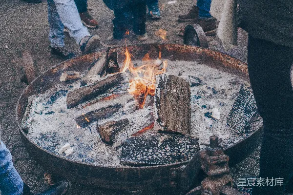 高清摄影 围炉夜话：温暖的火堆