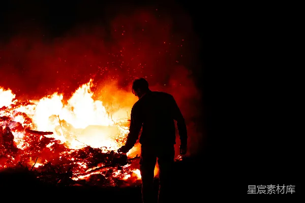 高清摄影 夜幕下的烈焰与孤独