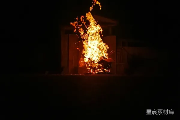 高清摄影 夜幕下的熊熊烈火