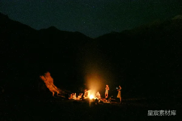 高清摄影 篝火夜景下的山间露营