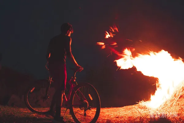 高清摄影 夜色中的自行车与篝火