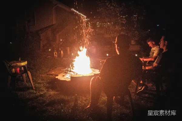 高清摄影 篝火旁的夜晚聚会