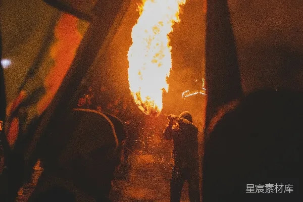 高清摄影 篝火晚会的剪影