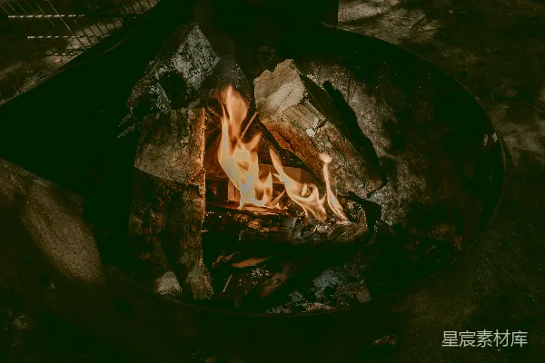 高清摄影 篝火晚会的温暖时光