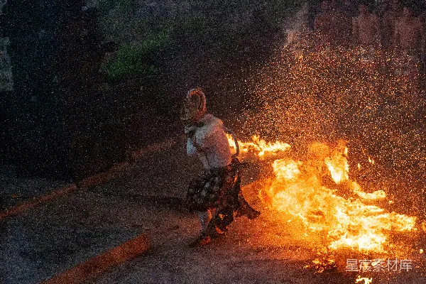 高清摄影 火舞者：夜幕下的激情