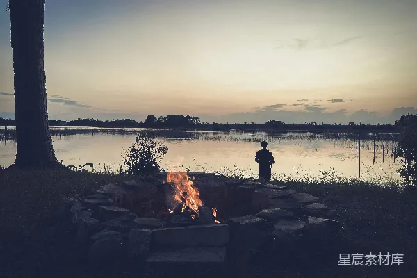 高清摄影 湖畔静谧的篝火时光