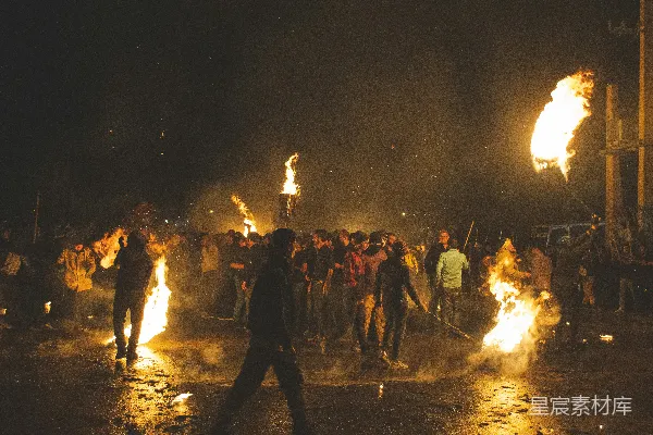 高清摄影 夜晚的火光与人群