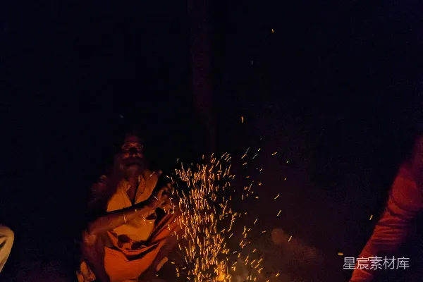 高清摄影 夜幕下的篝火与祈祷