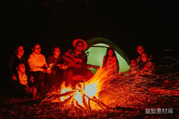 高清摄影 篝火晚会：温馨的夜晚