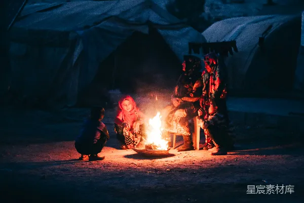 高清摄影 围火而坐的家人