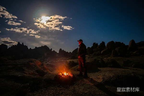 高清摄影 月夜荒野中的篝火